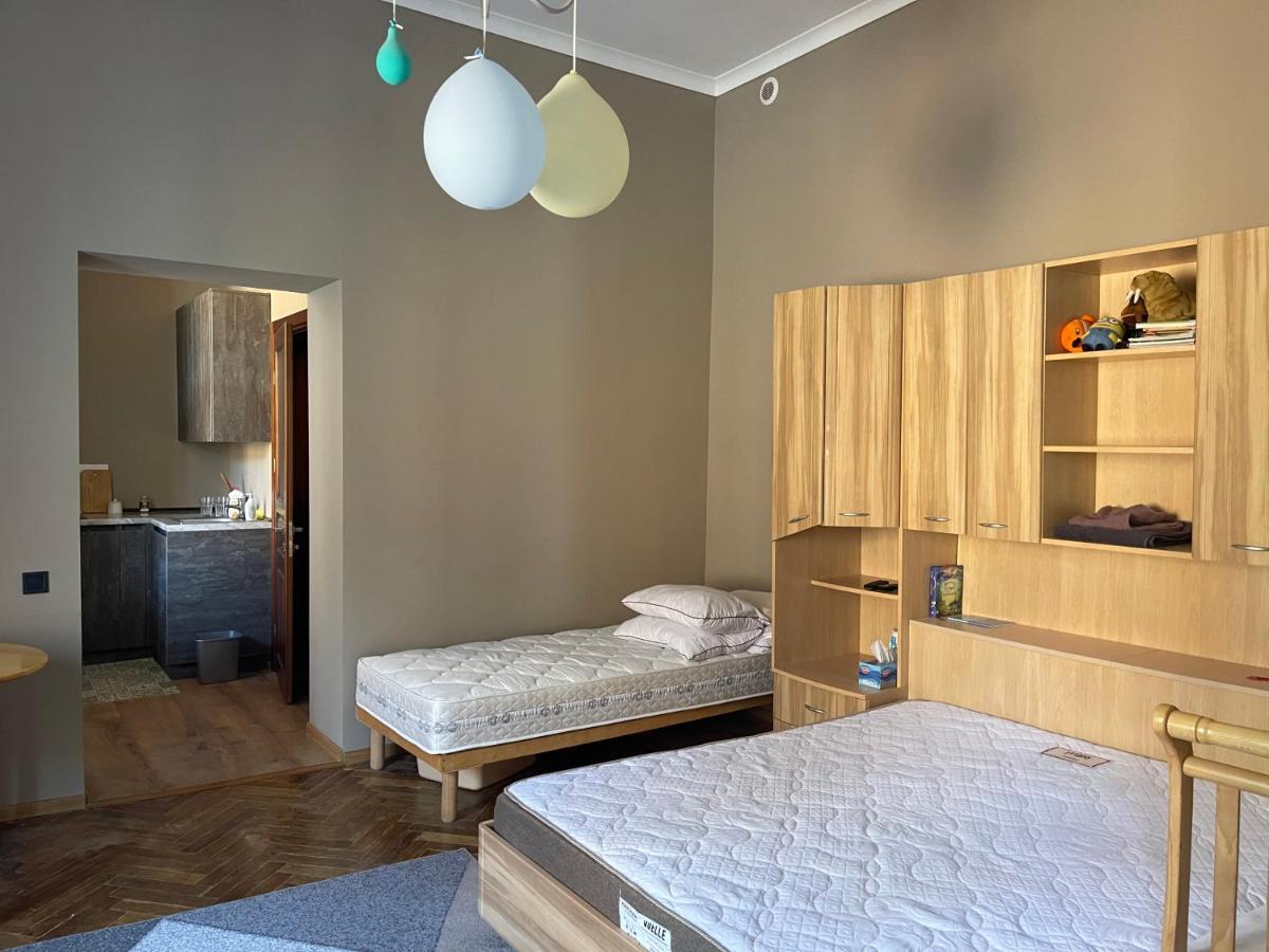 Philharmonie Platz Apartments Chernivtsi Luaran gambar